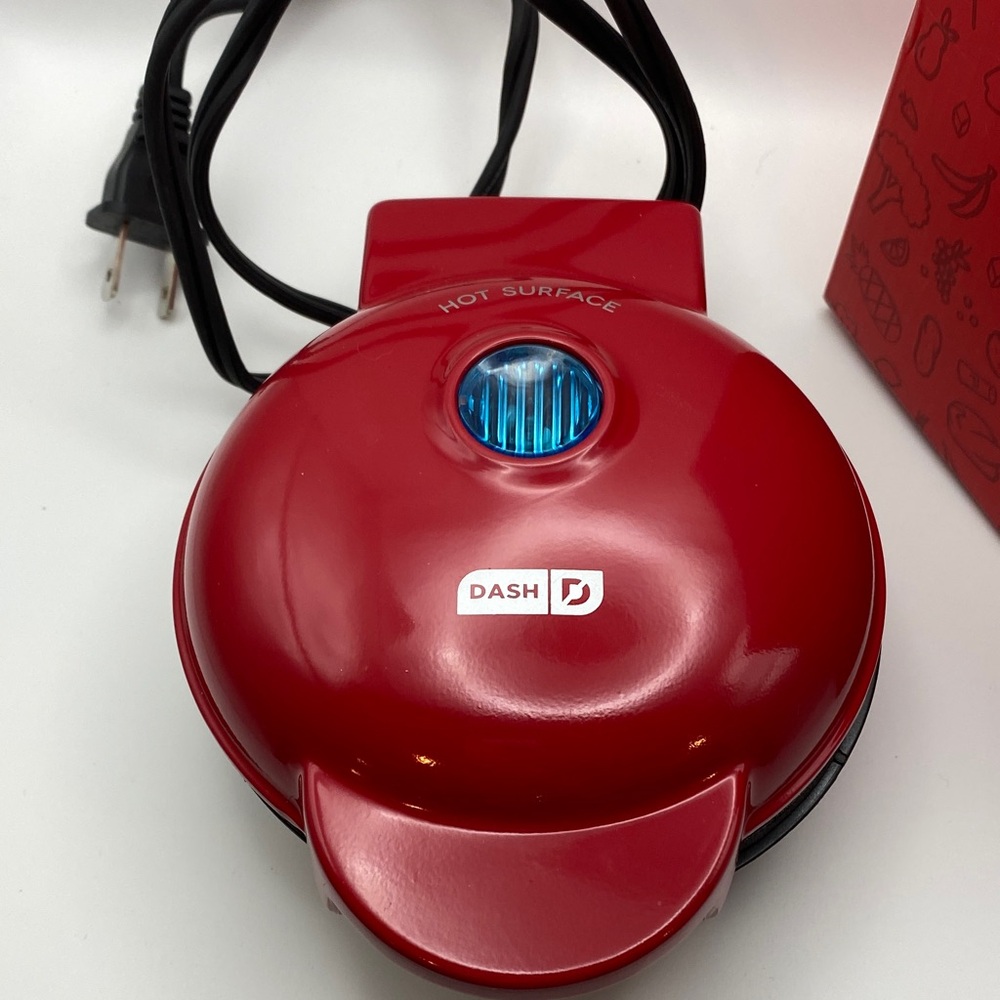 Compact Red Waffle Maker - Picture 3 of 3